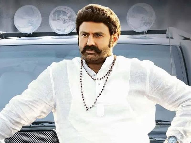 ఈ మీటింగ్స్ కి బాలకృష్ణకు ఆహ్వానించకపోవడంతో ఆయన అసహనం వ్యక్తం చేశారు. అలాగే అందరూ కలిసి భూములు పంచుకుంటున్నారా అంటూ సంచలనం కామెంట్స్ చేయడం జరిగింది . మరో మారు ఇదే విషయాన్ని గుర్తు చేస్తూ మా ఎన్నిక విషయంలో బాలకృష్ణ కామెంట్స్ చేశారు.