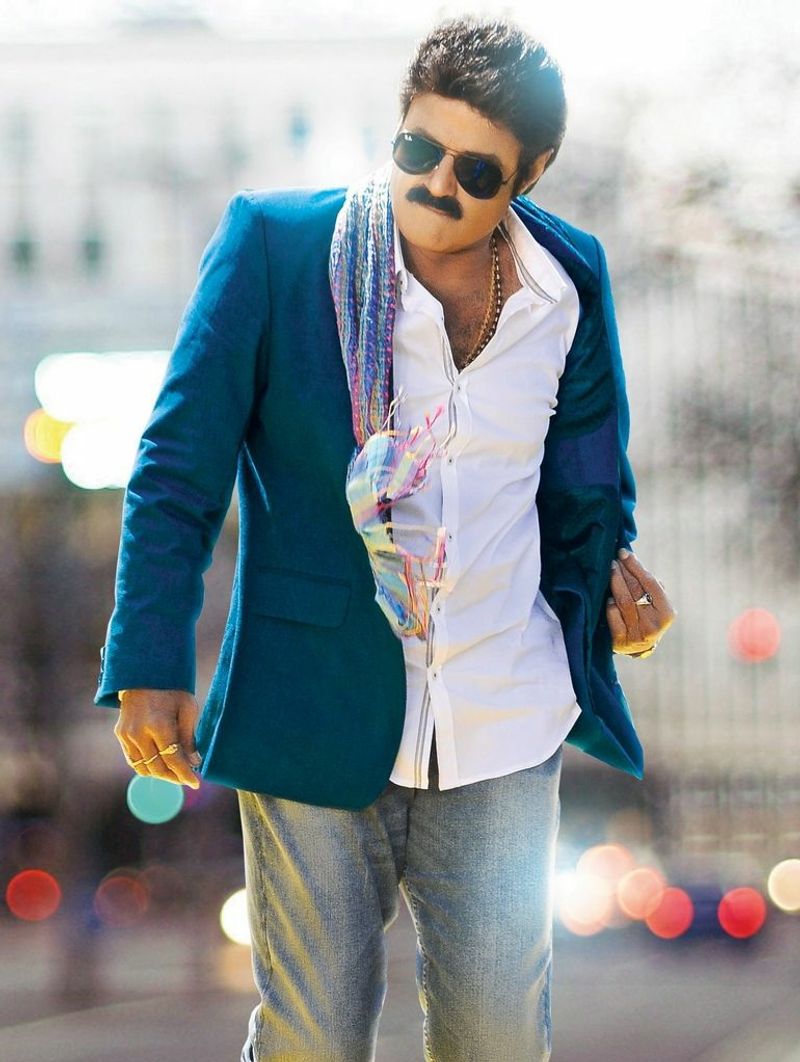 తండ్రి గొప్పతనం చెప్పే క్రమంలో బాలకృష్ణ మాట తూలినట్లు అనిపిస్తుంది. ఇక ప్రతిరోజు ఆయన సినిమాలు చూడడమే తనకు వ్యాపకం అని బాలకృష్ణ చెప్పారు. ఎన్టీఆర్ జీవిత కథను మహాభారత, రామాయణాల మాదిరి ఓ ఎపిక్ గ్రంథముగా పుస్తక రూపంలో తీసుకువస్తాను అన్నారు.