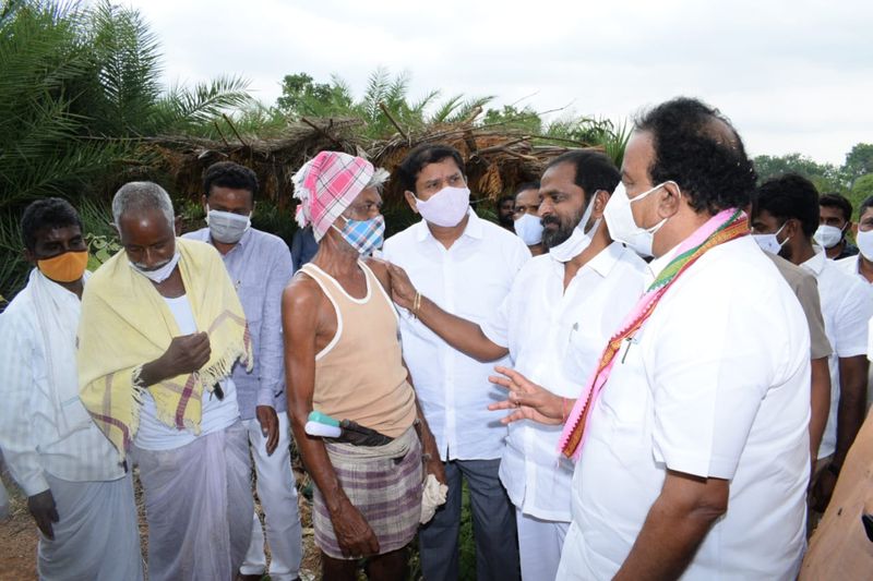 అనంతరం గీత కార్మికులు ఏర్పాటు చేసిన సభలో శ్రీనివాస్ గౌడ్ పాల్గొన్నారు. ఈ సందర్భంగా మంత్రి మాట్లాడుతూ... తెలంగాణ రాష్ట్రం ఏర్పడిన తరువాత సీఎం కేసీఆర్ రాష్ట్రంలో కుల వృత్తులకు పూర్వ వైభవాన్ని తీసుకొస్తున్నారన్నారు. హరితహారం కార్యక్రమంలో భాగంగా రాష్ట్రంలో సుమారు 4 కోట్ల తాటి, ఈత మొక్కలను నాటి గీత వృత్తి, కార్మికులకు సీఎం ప్రోత్సహం అందించారన్నారు.