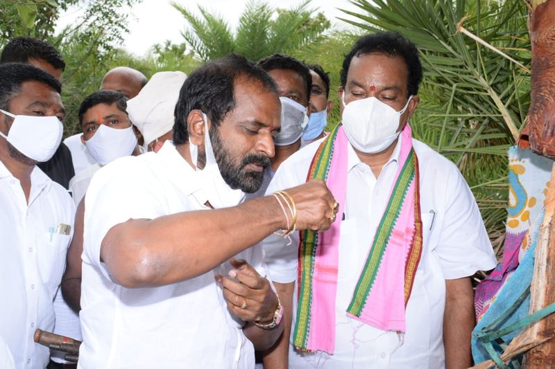 గీత కార్మికుల సంక్షేమం కోసం వృత్తి పన్నును, బకాయిలను పూర్తిగా రద్దుచేసామని గుర్తుచేశారు. గీత కార్మికులు ప్రమాదవశాత్తు తాటి చెట్టు పై నుండి పడి మరణిస్తే వారికి రూ.2 లక్షల రూపాయల నుండి రూ.5 లక్షల ఎక్స్ గ్రేషియా ను పెంచామన్నారు. దేశంలోనే ప్రతిష్టాత్మకంగా నీరా పాలసీ ని తీసుకవస్తున్నామన్నారు. గీత కార్మికుల సంక్షేమం, అభివృద్ధి కి సీఎం కేసీఆర్ గారు అనేక కార్యక్రమాలను నిర్వహిస్తున్నారన్నారు మంత్రి శ్రీనివాస్ గౌడ్.