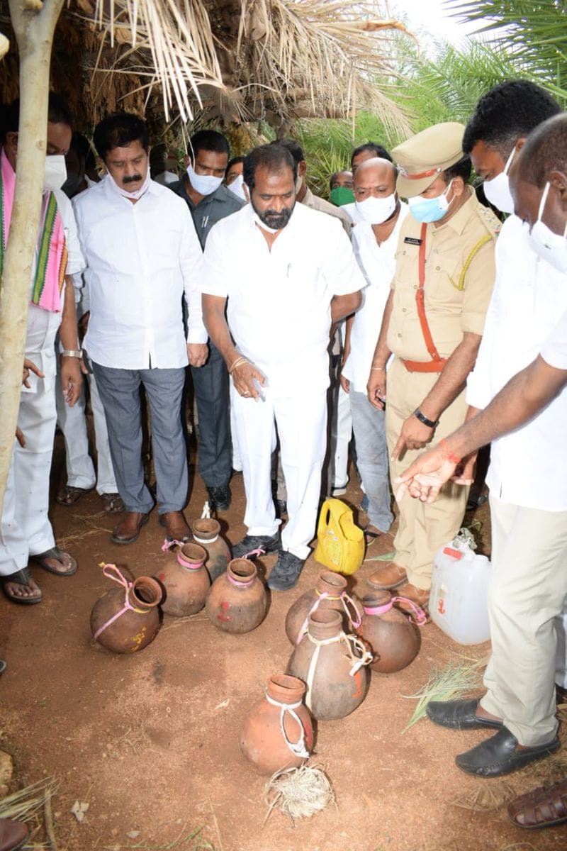 అనంతరం జిల్లా ఆబ్కారీ శాఖ అధికారులతో మంత్రి సమీక్షా సమావేశం నిర్వహించారు. ఈ సమీక్షా సమావేశంలో ప్రభుత్వ విధివిధానాలపై అధికారులకు దిశానిర్దేశం చేశారు.ఈ కార్యక్రమంలో స్థానిక ఎమ్మెల్యే కల్వకుంట్ల విద్యాసాగర్ రావు, మహబూబ్ నగర్ పార్లమెంట్ సభ్యులు మన్నే శ్రీనివాస్ రెడ్డి, ఎమ్మెల్సీ కసిరెడ్డి నారాయణ రెడ్డి, స్థానిక ప్రజా ప్రతినిధులు, ఆబ్కారీ శాఖ డిప్యూటీ డైరెక్టర్ శాస్త్రి, జిల్లా అధికారులు శ్రీధర్, చంద్రశేఖర్, ఆబ్కారీ శాఖ సీఐ, ఎస్సై లు వారి సిబ్బంది, తదితరులు పాల్గొన్నారు.