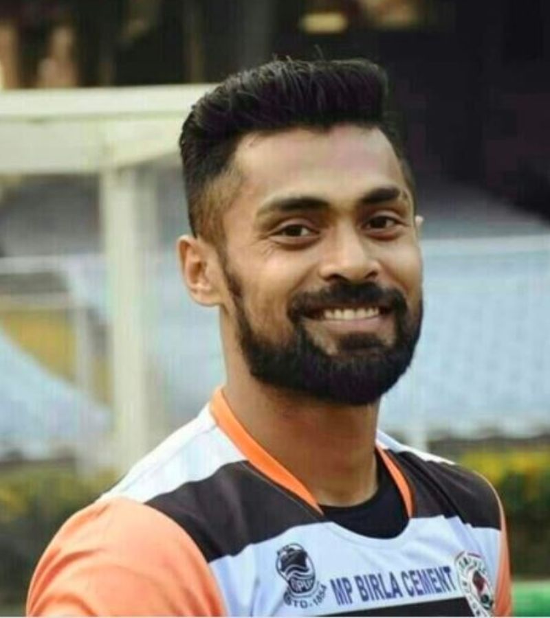 ১০ জুন ১৯৮৮ সালে জন্মগ্রহ করেন শিল্টন পাল। ছোট বেলা থেকেই ফুটবল অন্ত প্রাণ ছিল শিল্টনের। গোল কিপিংয়ের প্রতি আগ্রহ ছিল বেশি।