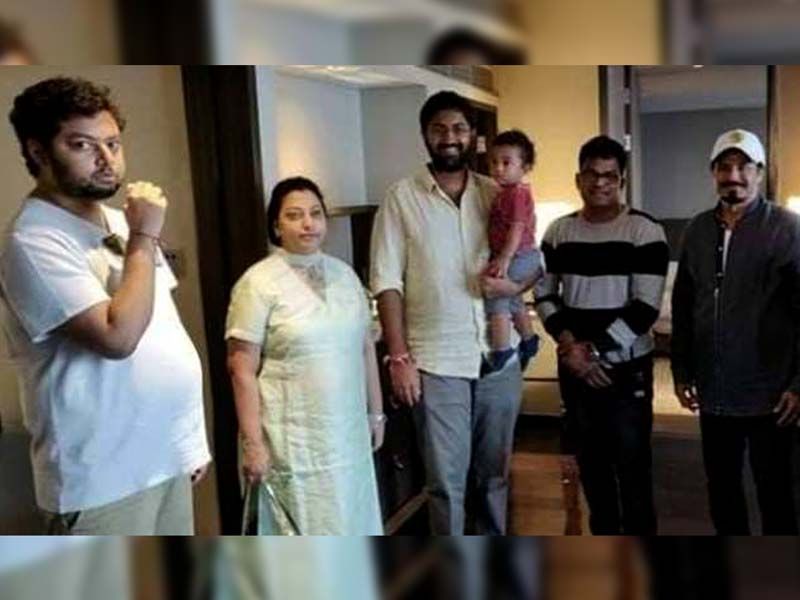 మోక్షజ్ఞకు అసలు హీరో కావాలనే ఆసక్తి లేదనేది కొన్నాళ్లుగా వినిపిస్తున్న వాదన. ఈవార్తలను నిజం చేసేదిగా మోక్షజ్ఞ ప్రవర్తన ఉంది. ఆయన హీరోకి కావాల్సిన పర్ఫెక్ట్ బాడీ మైంటైన్ చేయరు. ఆ మధ్య బయటికి వచ్చిన ఓ ఫ్యామిలీ పిక్ లో పెద్ద పొట్టతో మోక్షజ్ఞ షేప్ అవుట్ బాడీతో కనిపించారు.