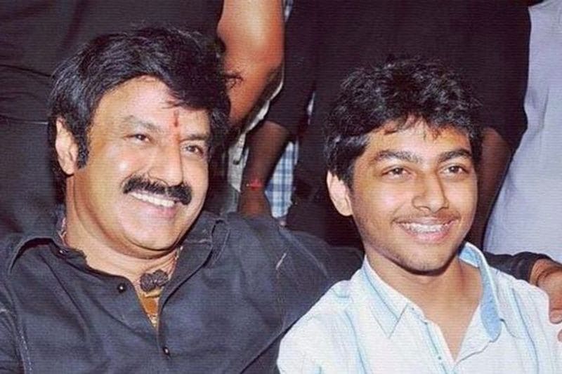 మోక్షజ్ఞ వయసు ప్రస్తుతం 25ఏళ్ళు పైమాటే అయినా ఆయన ఎప్పుడు హీరోగా సినిమా చేస్తారో అర్థం కాని పరిస్థితి. మోక్షజ్ఞ ప్రతి బర్త్ డే గ్రాండ్ గా నిర్వహించే నందమూరి అభిమానులకు ఇది తీవ్ర నిరాశకు గురిచేస్తున్న అంశం.