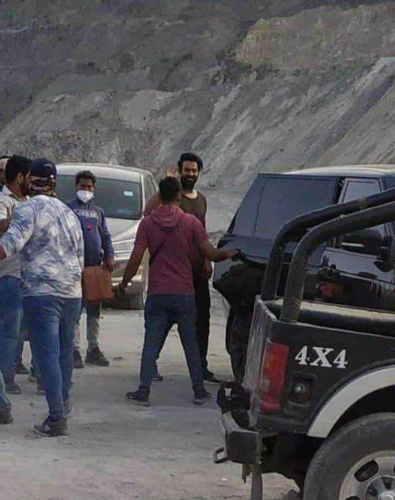 ఇది కోల్ మైనింగ్ నేపథ్యంలో ఓ కార్మికుల లీడర్ కథాంశంతో సాగుతుందని తెలుస్తుంది. ఇందులో ప్రభాస్ నాయకుడిగా కనిపించబోతున్నారట. త్వరగా షూటింగ్ పూర్తి చేసి ఈ సినిమాని వచ్చే ఏడాది విడుదలకు ప్లాన్ చేస్తున్నారు. గ్రాండియర్గా, భారీ లెవల్లో పాన్ ఇండియా లెవల్లో రూపొందుతుంది. `కేజీఎఫ్`ని మించి ఉండబోతుందని టాక్.