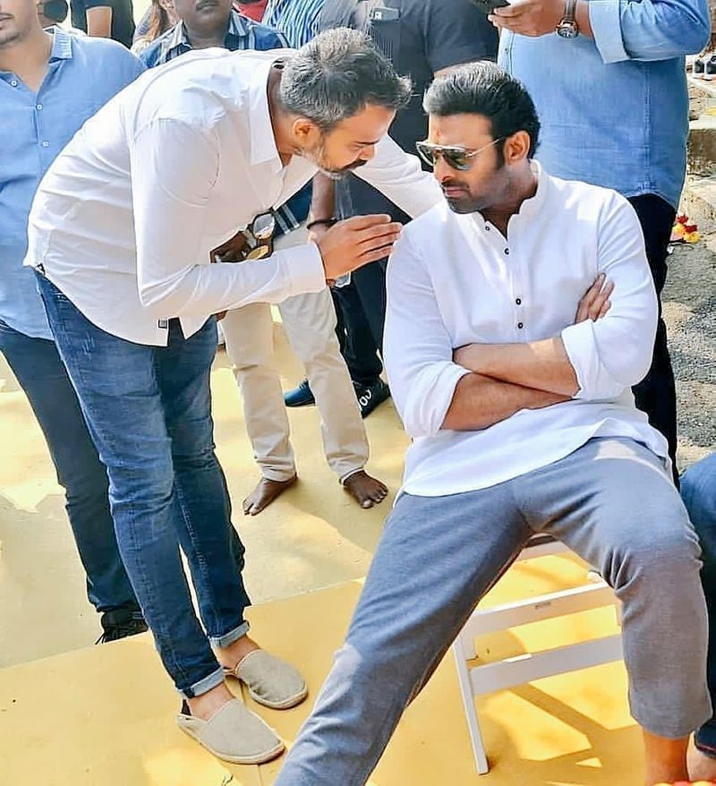 ప్రభాస్ ప్రస్తుతం `కేజీఎఫ్` డైరెక్టర్ ప్రశాంత్ నీల్తో `సలార్` చిత్రాన్ని రూపొందిస్తున్నారు. హోంబలే ఫిల్మ్స్ బ్యానర్పై రూపొందుతున్న ఈ చిత్రంలో శృతి హాసన్ కథానాయికగా నటిస్తుంది. ఇప్పటికే ఓ షెడ్యూల్ షూటింగ్ని పూర్తి చేసుకుంది.
