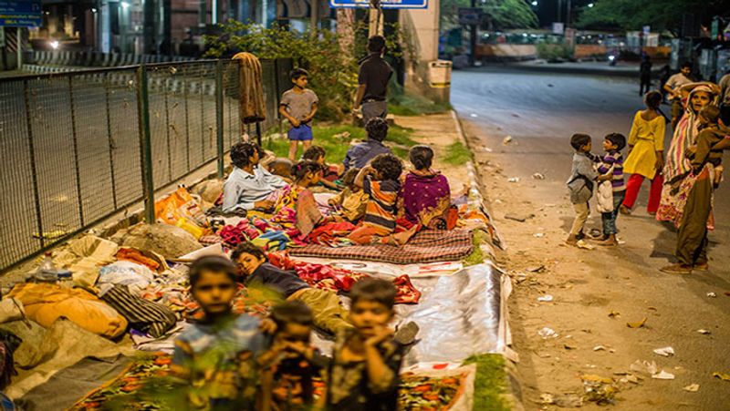 नौकरानी के काम से बाहर निकाला
रेशमा बताती हैं, कि 'घर संभालने के लिए पहले मैंने कई घरों में नौकरानी के रूप में काम करती थी और अपने परिवार के लिए पैसे कमाती थी। लेकिन इस कोरोनावायरस महामारी और लॉकडाउन के कारण मुझे काम से निकाल दिया गया।'
(file photo)