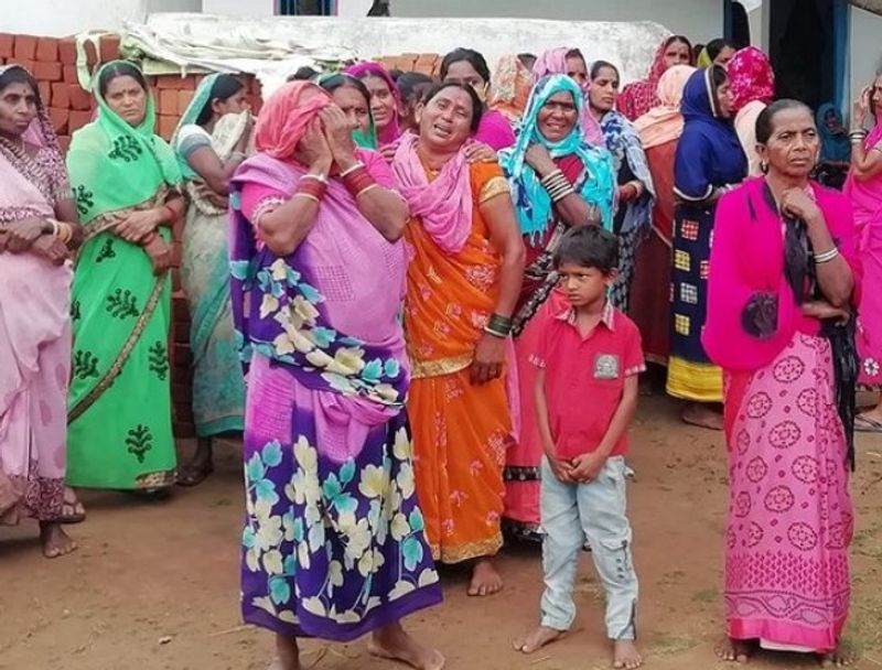 बेचमा केजराम ने पुलिस को बताया कि उसका शराब पीने को लेकर पत्नी उमा साहू (45) से शाम करीब 7 बजे खाना खाने के बाद नोक-झोंक हुई थी। इसके बाद वह सो गया।
