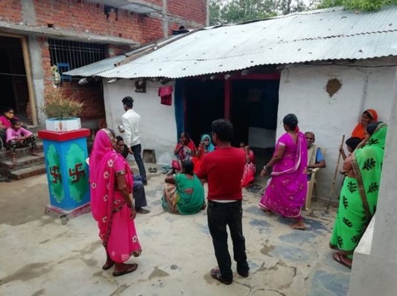 रात करीब 11-12 बजे नींद खुली तो देखा वहां कोई नहीं था। उसे लगा कि सब यहीं-कहीं होंगे और वह फिर सो गया। विवाद होने पर वह लोग निकल कर चले गए।
