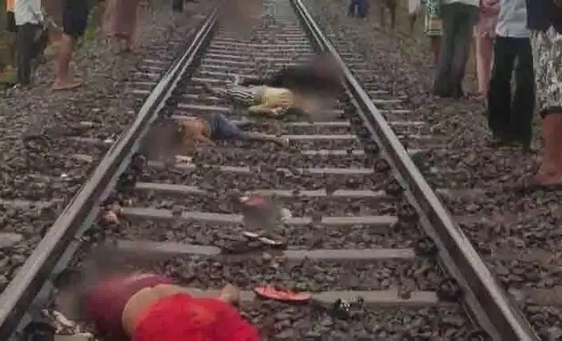 केजराम ने बताया कि उसकी बड़ी बेटी 12वीं में पढ़ती थी। उससे छोटी वाली 9वीं में, दो बेटियां 8वीं और सबसे छोटी वाली तीसरी क्लास में पढ़ती थी। उसकी मां को समझदार होना चाहिए था कि ऐसा कदम क्यों उठा रही है।