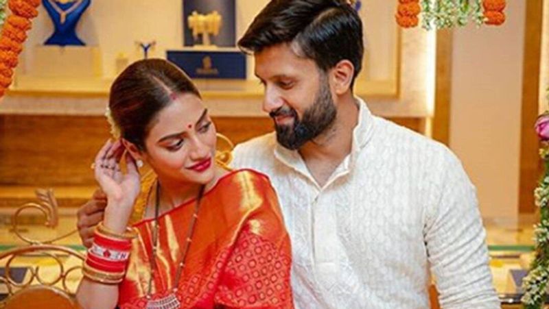 अब नुसरत ने अपनी शादी के सारे फोटोज इंस्टाग्राम से डिलीट कर दिए हैं। इतना ही नहीं, इस पूरे विवाद के बीच नुसरत जहां ने अपनी एक खूबसूरत फोटो भी शेयर की थी। इस फोटो पर उन्होंने लिखा था- मैं नहीं चाहती कि मुझे एक ऐसी औरत के रूप मे याद किया जाए, जो अपना मुंह बंद रखती थी। मैं ऐसे ही खुश हूं।