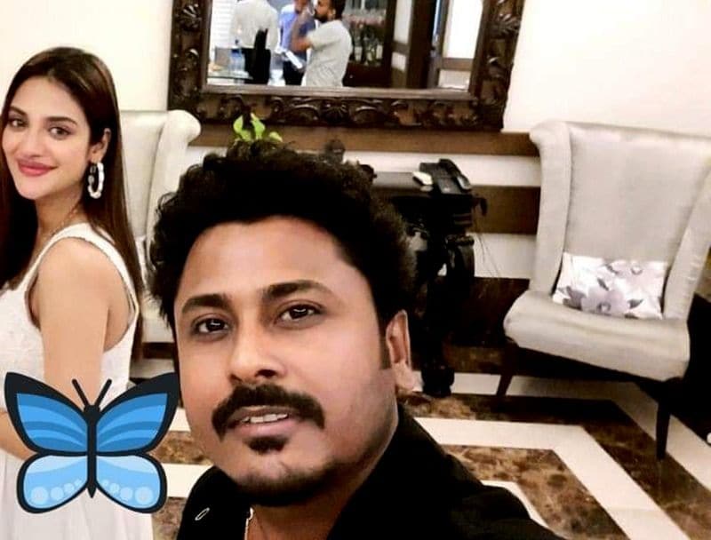 প্রজাপতি স্টিকার দিয়ে বেবিবাম্প ঢেকেকোনও লাভ হল না। তারপরেও ফাঁস হয়ে গেল নুসরতের বেবিবাম্পের আসল ছবি। যা নেটদুনিয়ায় ঝড়ের গতিতে ছড়িয়ে পড়েছে।