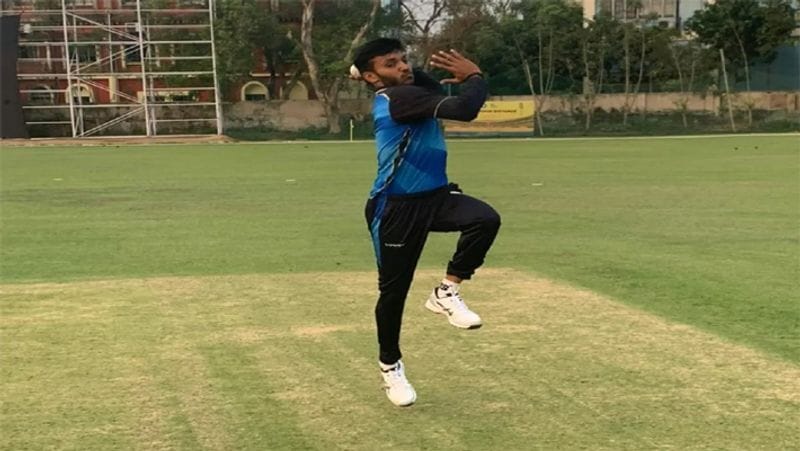 IPL का मिला इनाम
इस साल आईपीएल में चेतन सकारिया ने अपनी गेंजबाजी से सिलेक्टर्स को खासा प्रभावित किया। उसी का नतीजा है, कि उन्हें कुछ ही दिनों में इंटरनेशनल क्रिकेट में डेब्यू करने का मौका मिला। आईपीएल 2021 में उन्होंने 7 मैचों में 7 विकेट चटकाए थे। 
