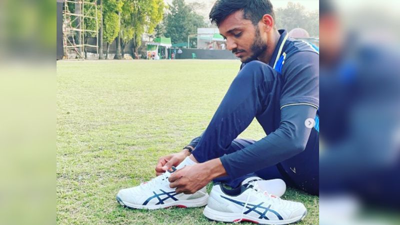सकारिया के साथ डेब्यू करेंगे ये खिलाड़ी
इस बार श्रीलंका दौरे के लिए भारतीय टीम में आईपीएल के 5 युवा खिलाड़ियों को जगह दी गई है। जिसमें टीम में मध्यक्रम के बल्लेबाज नीतीश राणा, ऑलराउंडर के गौतम, सलामी बल्लेबाज देवदत्त पडिक्कल और ऋतुराज गायकवाड़ शामिल हैं। आईपीएल के इन सितारों को इंटरनेशनल खेल में देखना दिलचस्प होगा। बता दें कि भारत और श्रीलंका (India vs Sri Lanka) के बीच 13-27 जुलाई तक कुल 6 मैच खेले जाएंगे। जिसमें तीन वनडे और 3 टी20 मैच शामिल है।