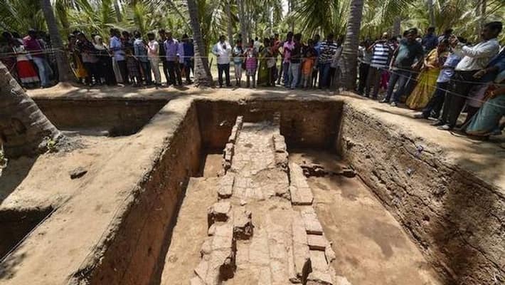 In the excavation of the mound in Mainpuri, the farmer found 39 copper weapons of 4000 years old bpsb In the excavation of the mound in Mainpuri, the farmer found 39 copper weapons of 4000 years old bpsb