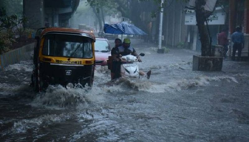 উত্তর ভারতেও সক্রিয় মৌসুমীবায়ু। ১৯ জুনের পর থকে মৌসুমী বায়ু অমৃতসর আম্বালার উপরে থমকে গিয়েছিল। দিল্লি, পাঞ্জাব, উত্তরপ্রদেশ, হরিয়ানা থেকে রাজস্তানের বাকি অংশে দু-তিনদিনের মধ্য মৌসুমি বায়ু পৌছে যাবে। সারা দেশে মৌসুমী বায়ুর প্রভাব বিস্তার করবে। বৃষ্টি বাড়বে উত্তর-পশ্চিম ভারতে।
