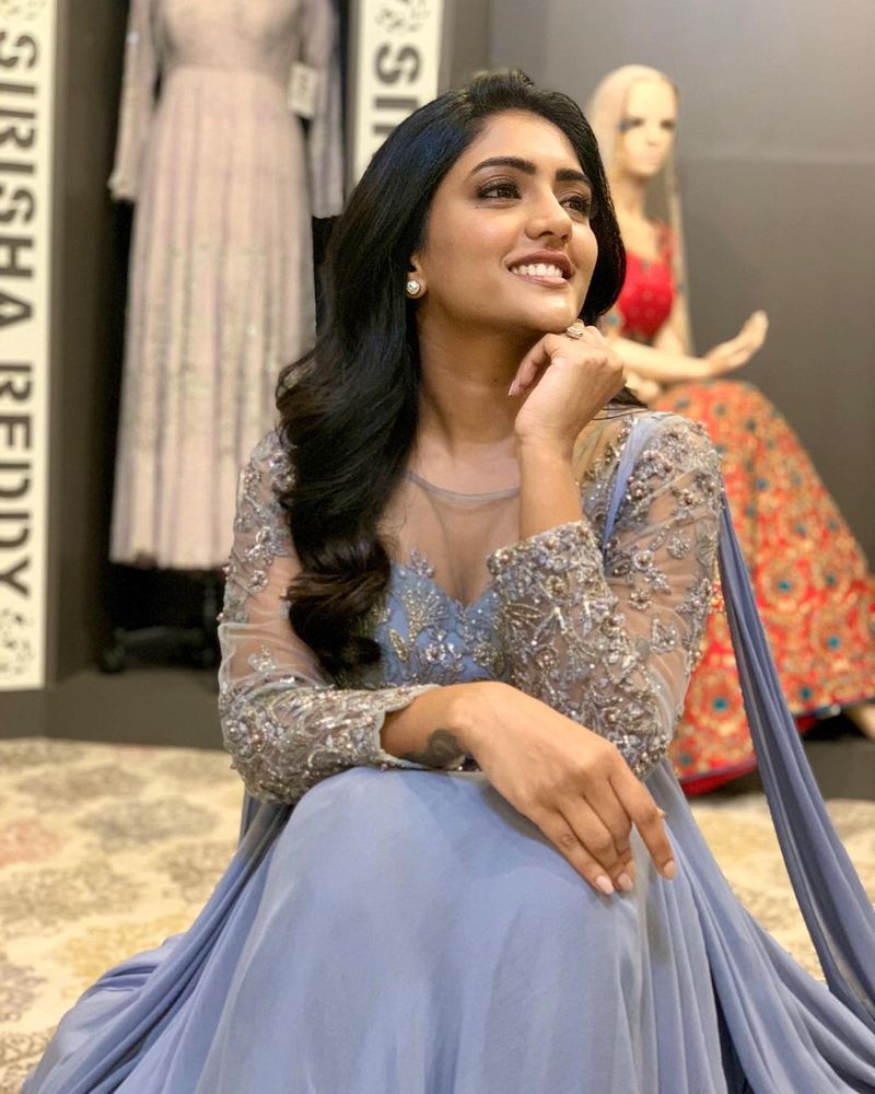 హాట్ హాట్ అందాలతో మెస్మరైజ్ చేసే ఈ భామ.. ఇప్పుడు షో డాల్ అందాలతో కనువిందు చేస్తుంది.