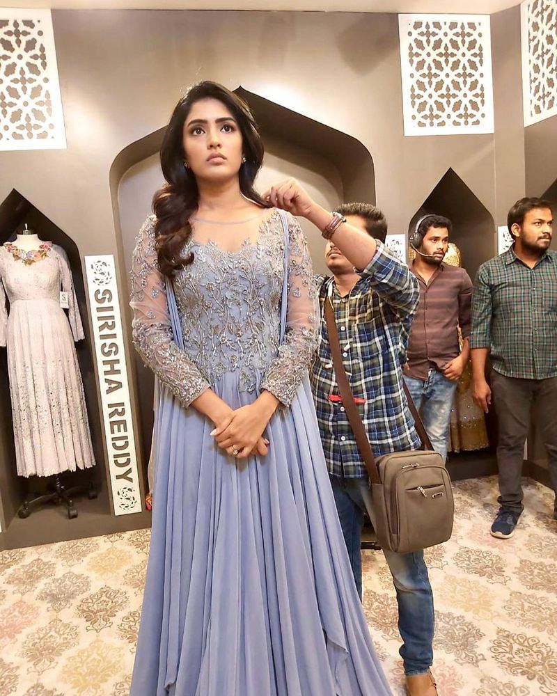 షో డాల్ కంటే నువ్వే అందంగా ఉన్నావంటూ కామెంట్ చేస్తున్నారు నెటిజన్లు.