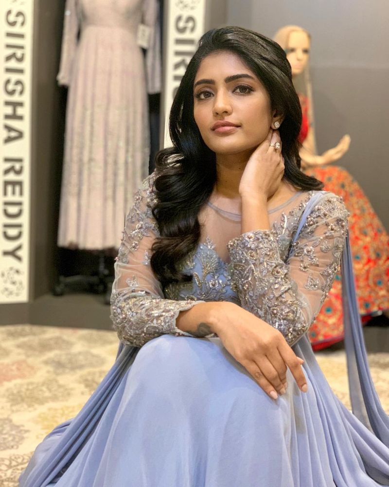 ప్రస్తుతం ఈ అమ్మడి లేటెస్ట్ ఫోటోలు సామాజిక మాధ్యమాల్లో చక్కర్లు కొడుతున్నాయి.