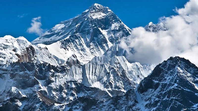 বিশ্বের সর্বোচ্চ শৃঙ্গ মাউন্ট এভারেস্ট (৮৮৪৮.৮৬ মিটার) শৃঙ্গটিও কোনও বাধা বিপত্তি ছাড়াই জয় করে পর্বতারোহীদের দল। দক্ষিণ-পূর্ব দিক থেকে শৃঙ্গ জয় করেন তারা।