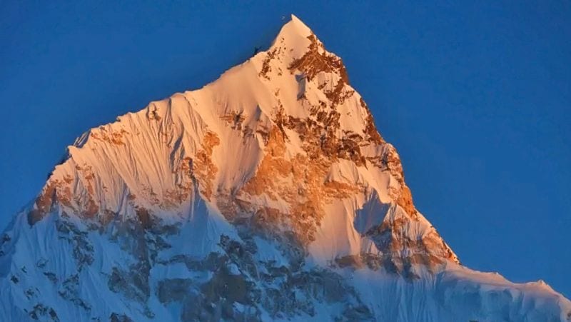 প্রথম দলটি মাউন্ট নুপ্টস (৭৮৬১ মিটার) শৃঙ্গটি জয় করেন। পর্বতের উত্তর দিক থেকে পর্বতারোহীদের দলটি শৃঙ্গ জয় করেন। কিন্তু এই আবহাওয়ায় যা ছিল খুবই চ্যালেঞ্জের।