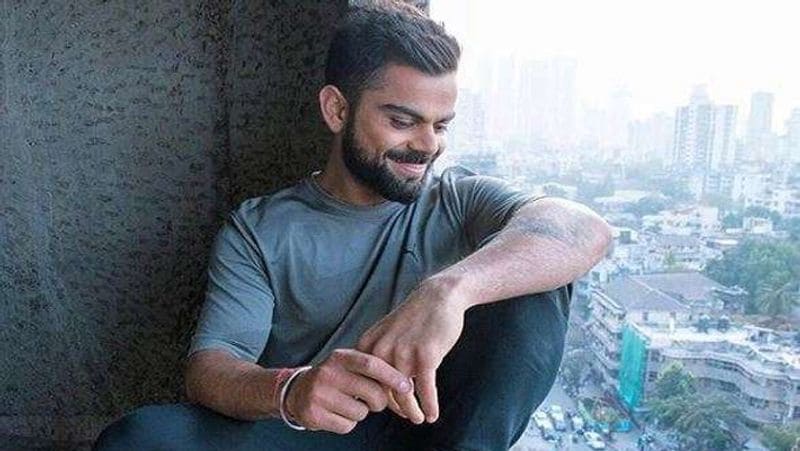 ये हैं कोहली का पहला प्यार
आप सोच रहे होंगे कि विराट कोहली का पहला प्यार अनुष्का या कोई और लड़की होगी। लेकिन आपको बता दें, कि कोहली का पहला प्यार अनुष्का नहीं, बल्कि आलू (Potato) हैं। जी हां, किचन की शान और विराट की जान आलू ही हैं। आलू के लिए कोहली का प्यार इतना गहरा है, कि उन्होंने अब उसके लिए लव लैटर भी लिख दिया है।
