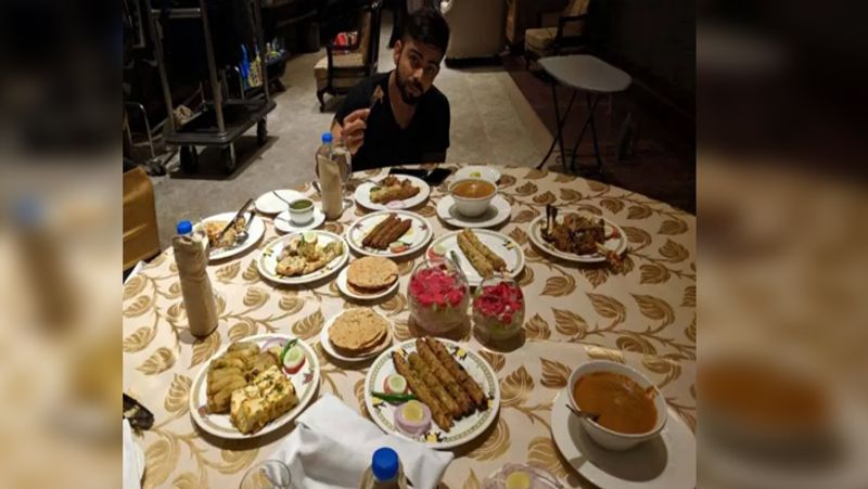 अब ऐसी है कोहली की डाइट
हाल ही में इंस्टाग्राम पर विराट की डाइट को लेकर फैन ने सवाल पूछा था, तो उन्होंने बताया कि, मुझे बहुत सारी सब्जियां, कुछ अंडे , 2 कप कॉफी, दाल, क्विन्वा, पालक और डोसा पसंद हैं लेकिन सभी सीमित मात्रा में।