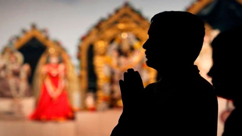 ईश्वर पर भरोसा न करने वाले
जो व्यक्ति ईश्वर पर विश्वास नहीं करता है ऐसे व्यक्ति पर ईश्वर की कृपा कभी नहीं बरसती है। ऐसे जातकों का जीवन दरिद्रता में बीतता है। मनुष्य को हमेशा ईश्वर पर विश्वास बनाए रखना चाहिए। अपने मन में रोजाना ईश्वर का ध्यान जरूर करें। संभव हो तो अपने घर में धूप-दीप भी जरूर लगाएं।