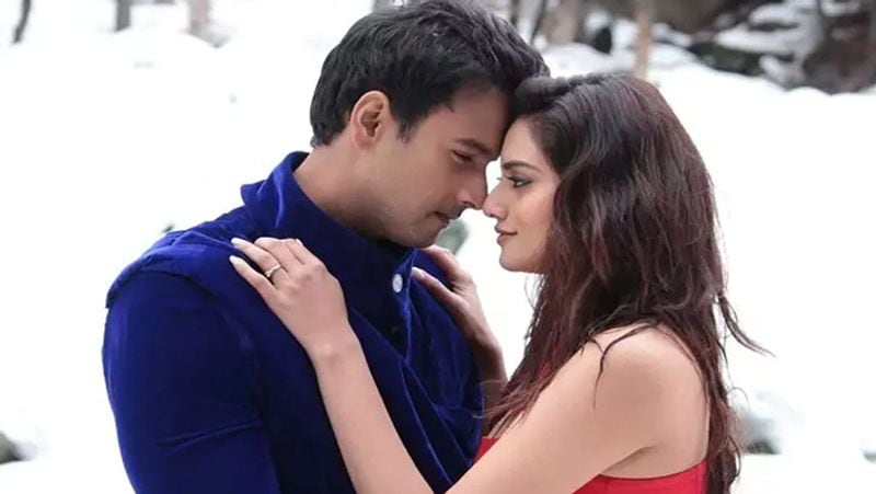 మీరు ఎలా ప్రవర్తిస్తారు అనే విషయం మీ రాశిచక్రంపై ఆధారపడి ఉంటుందని జోతిష్య నిపుణులు చెబుతున్నారు. వారు చెప్పిన దాని ప్రకారం.. రాశిచక్రాల వారు.. తమ క్రష్ ముందు ఎలా నటిస్తారో కూడా చెప్పేయవచ్చట. అదెలాగో చూద్దాం..
