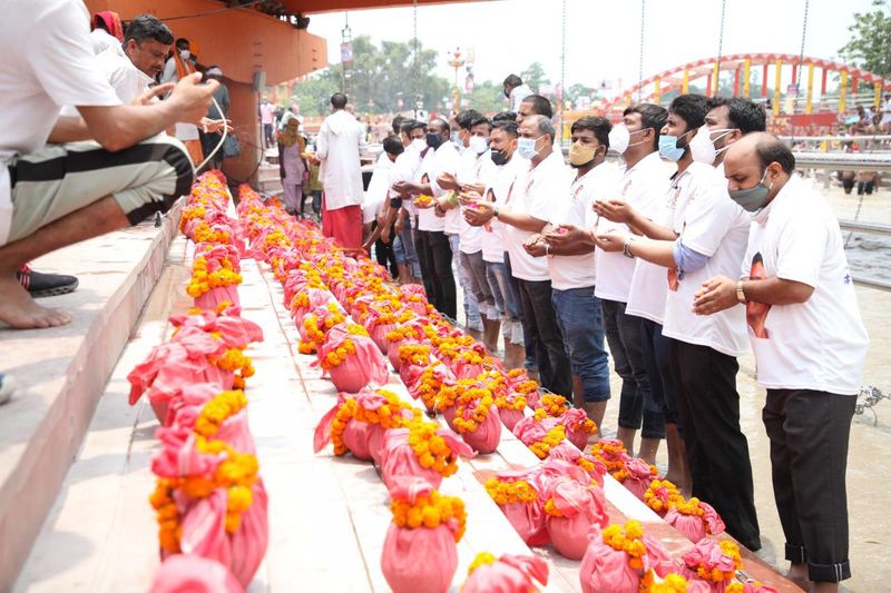 ಗಂಗಾ ನದಿಯಲ್ಲಿ ಅಸ್ಥಿ ವಿಸರ್ಜನೆ ಮಾಡಿದ ಯೂತ್ ಕಾಂಗ್ರೆಸ್ ಕಾರ್ಯಕರ್ತರು