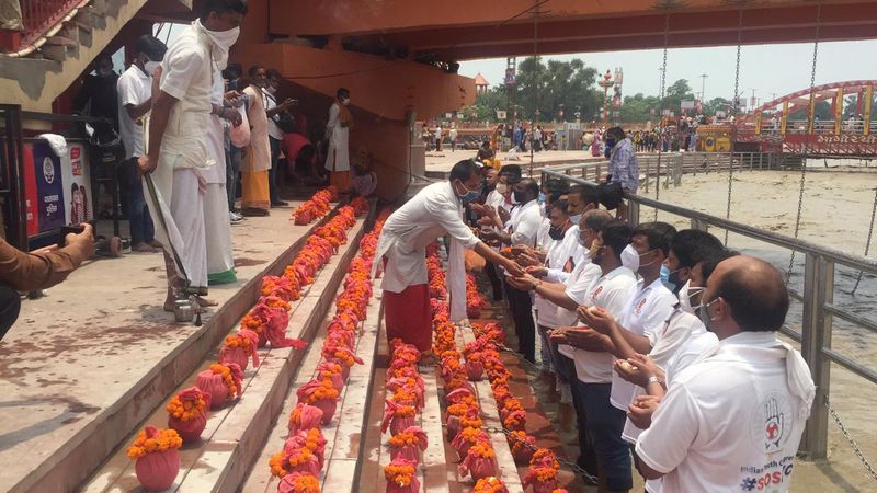 500ಕ್ಕೂ ಹೆಚ್ಚು ಅನಾಥ ಅಸ್ಥಿಗಳ ವಿಸರ್ಜನೆ ಮಾಡಿದ ಕೈ ಕಾರ್ಯಕರ್ತರು