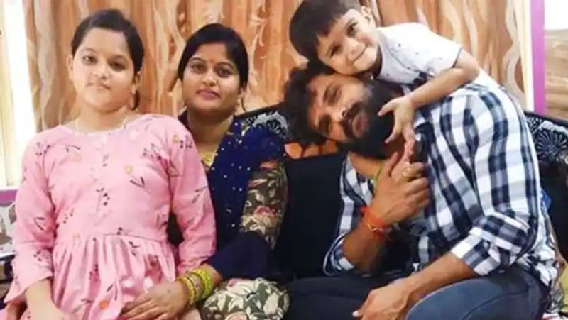खेसारी ने एक इंटरव्यू में कहा था- शादी के लिए भी उनके पास पैसे नहीं थे। उनके ससुर ने बेटी की शादी के लिए अपनी भैंसे तक बेच दी थीं। ये सब हुआ खेसारी के स्टार बनने से पहले। शादी के बाद तो खेसारी की किस्मत बदल गई।