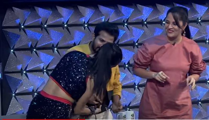 ఇందులో ఓంకార్ ఇచ్చిన టాస్క్ లో హైపర్ ఆది షర్ట్ ని మోడల్ వచ్చి విప్పేస్తుంది. అయితే అది సెక్సీ యాంకర్ అనసూయ ముందే ఇలా చేయడంతో ఈ భామ షాక్కి గురవుతుంది.