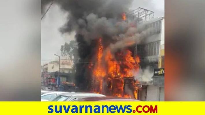 Fire Breaks Out At Showroom In South Delhi 30 Fire Engines At Spot pod Fire Breaks Out At Showroom In South Delhi 30 Fire Engines At Spot pod