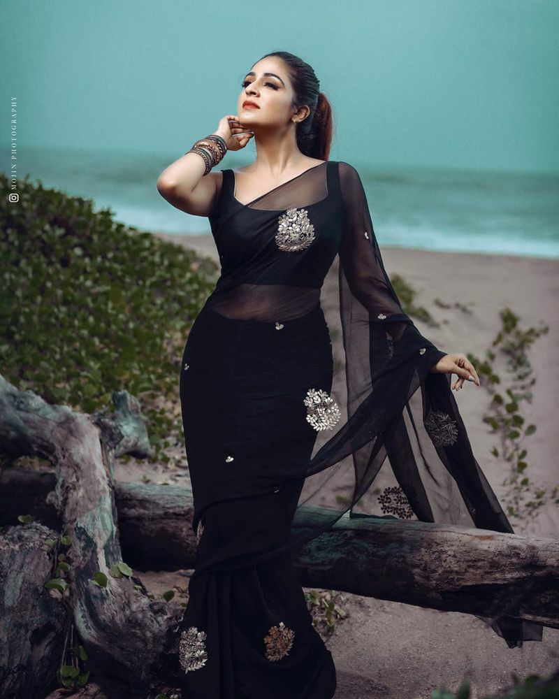 கருப்பு சேலையில் தாறு மாறு அழகி 