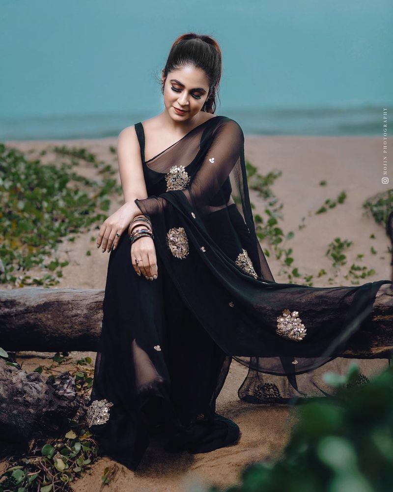 இவங்க அழகை பார்த்து கடற்கரையை கொந்தளிக்குதே... 