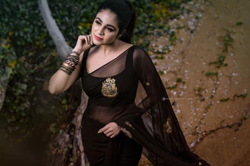 ஸ்லிம் லுக்கில் செதுக்கி வைத்த சிலை போல் போஸ் கொடுக்கும் மாளவிகா 