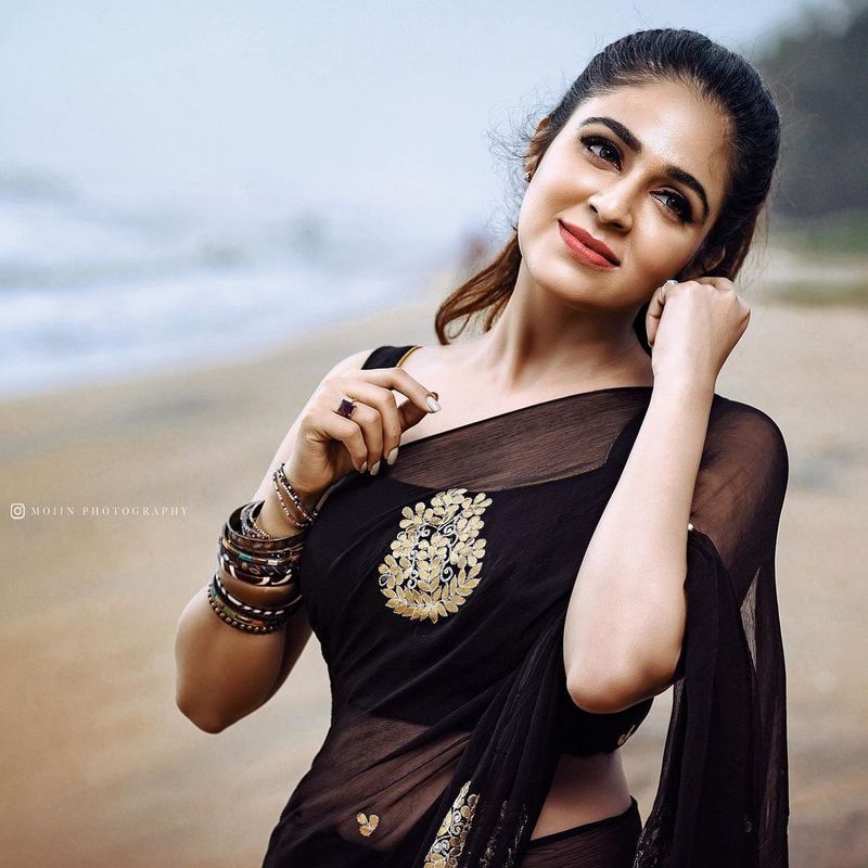 பார்க்க பார்க்க திகட்டாத பேரழகி 