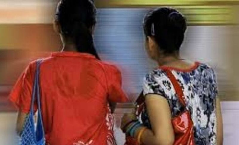 दरअसल, हैरान कर देने वाला यह मामला यूपी के मेरठ जिले के थाना मुंडाली इलाके का है। जहां एक पीड़ित महिला ने अपने पति के खिलाफ शिकायत दर्ज करवाई है। महिला ने बताया कि उसके पति ने आपसी विवाद के चलते ऐसा घिनौना काम किया है।