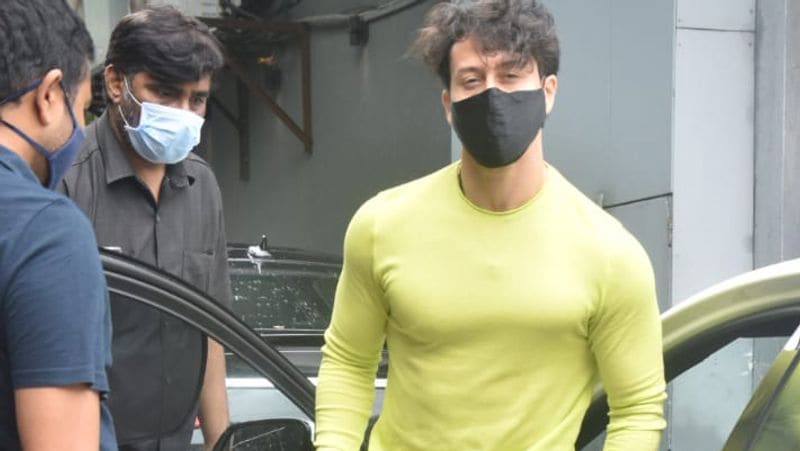 टाइगर श्रॉफ जैकी भगनानी के ऑफिस के बाहर नजर आए। उन्होंने फ्लोरोसेंट ग्रीन कलर की टाइट टी-शर्ट पहन रखी थी, जिसमें उनकी बॉडी साफ नजर आ रही थी। 