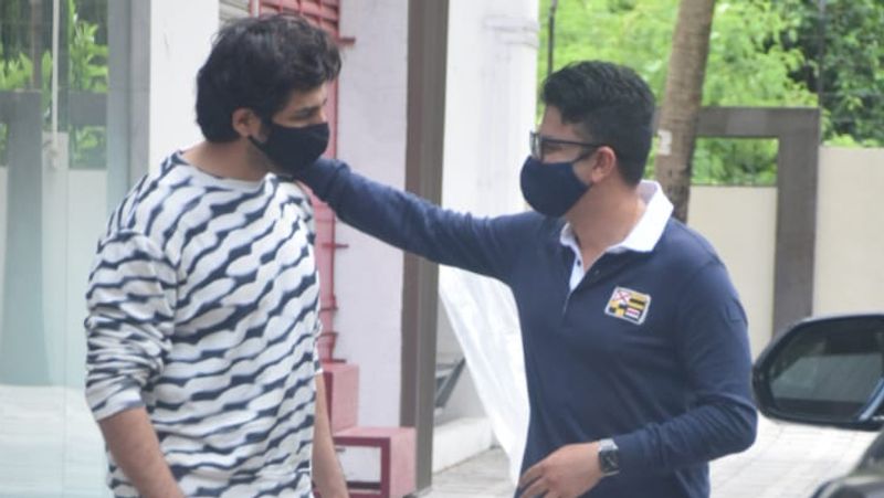 कार्तिक आर्यन टी-सीरीज के ऑफिस के बाहर स्पॉट हुए। वे भूषण कुमार से बातचीत करते नजर आए।
