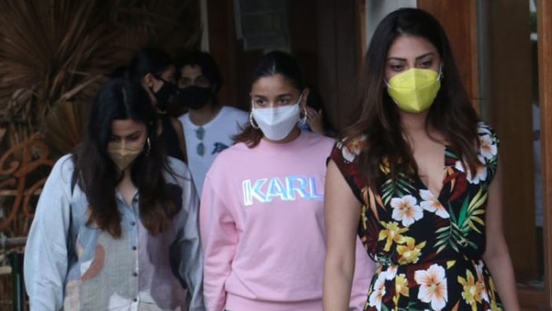 आलिया भट्ट बहन शाहिन और दोस्तों के साथ घूमती नजर आई।