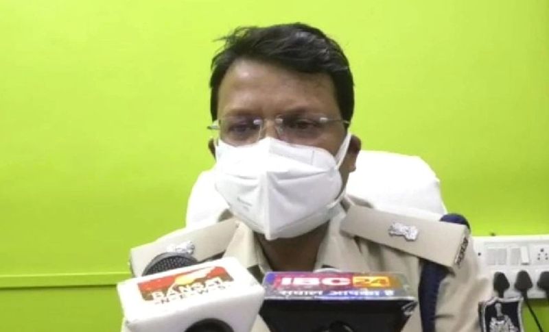 हादसे के बाद मौके पर पहुंचे अतिरिक्त पुलिस अधीक्षक संजीव कुमार उईके ने बताया कि कार में 5 लोग सवार थे, जिसमें से तीन महिलाएं थीं। शुरूआती जांच में सामने आया है कि यह सभी एक परिवार से तालुक रखते हैं।