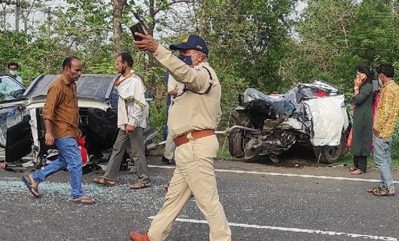 मामले की जानकारी मिलते ही पुलिस मौके पर पहुची और मृतकों और घायलों को कार के नीचे से निकाला गया। वहीं आनन-फानन में दो युवकों को गंभीर हालत में नागपुर के एक निजी अस्पताल में भर्ती कराया गया। घायलों को अभी यह भी पता नहीं है कि उनके साथ वाले कहां हैं और उनका क्या है। क्योंकि हादसे होती वह बेसुध हो गए थे।