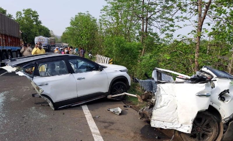 दरअसल, यह भीषण एक्टीडेंट शुक्रवार देर शाम रामाकोना से सौसर के बीच के बीच हुआ। जहां तेज रफ्तार में जा रही कार अचानक पुलिया से टकरा गई और देखते ही देखते उसके दो हिस्से हो गए। कहीं कार की बॉडी जा उड़ी तो कहीं उसका टायर और स्टेयरिंग जा फिका।