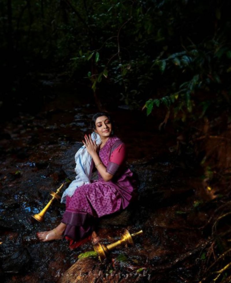 സ്വപ്നങ്ങളുടെ ഭംഗിയിൽ വിശ്വസിക്കുന്നവർക്കാണ് ഭാവി എന്നാണ് ഫോട്ടോഷൂട്ടിന് ക്യാപ്ഷൻ എഴുതിയിരിക്കുന്നത്.