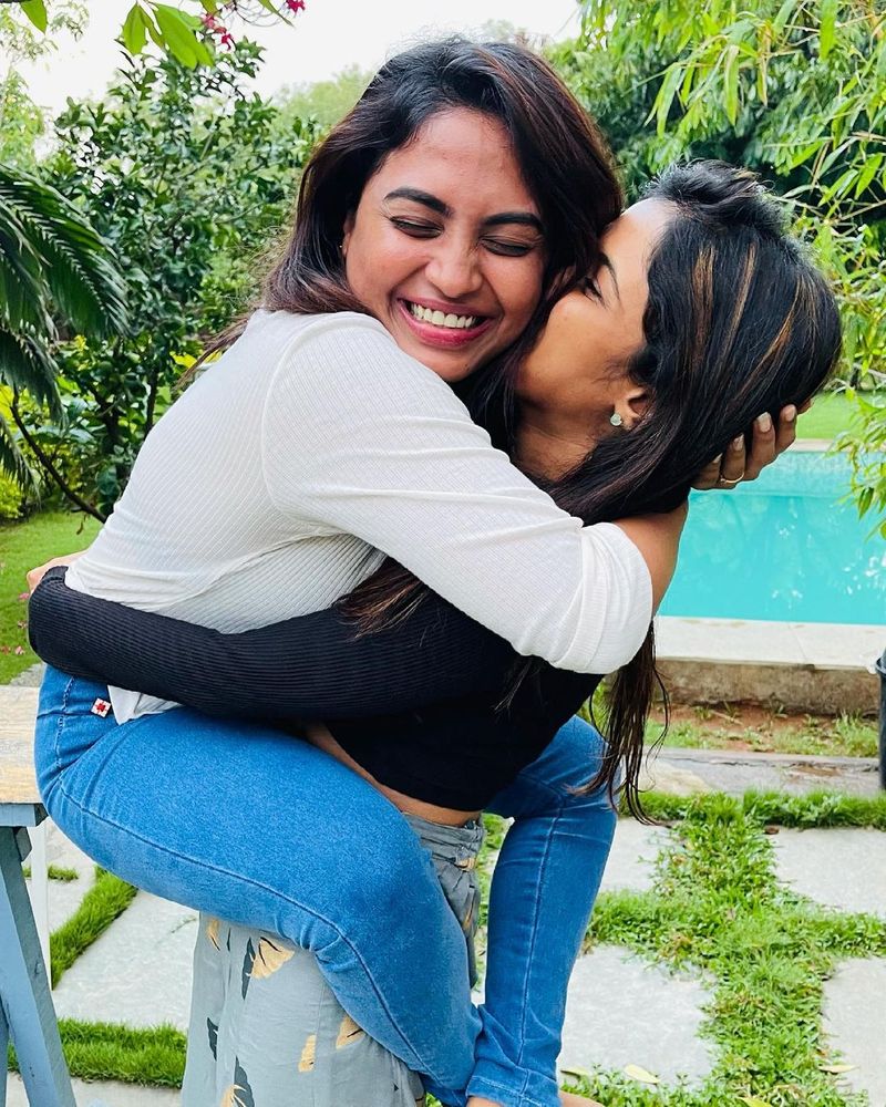 ఇంత వరకు బాగానే ఉంది కానీ బక్క పిల్ల అరియానా ముందు సోహైల్, హారిక బేజార్ అయ్యారు. ఏకంగా సోహైల్, హారికలను ఎత్తిపడేసింది అరియానా.
