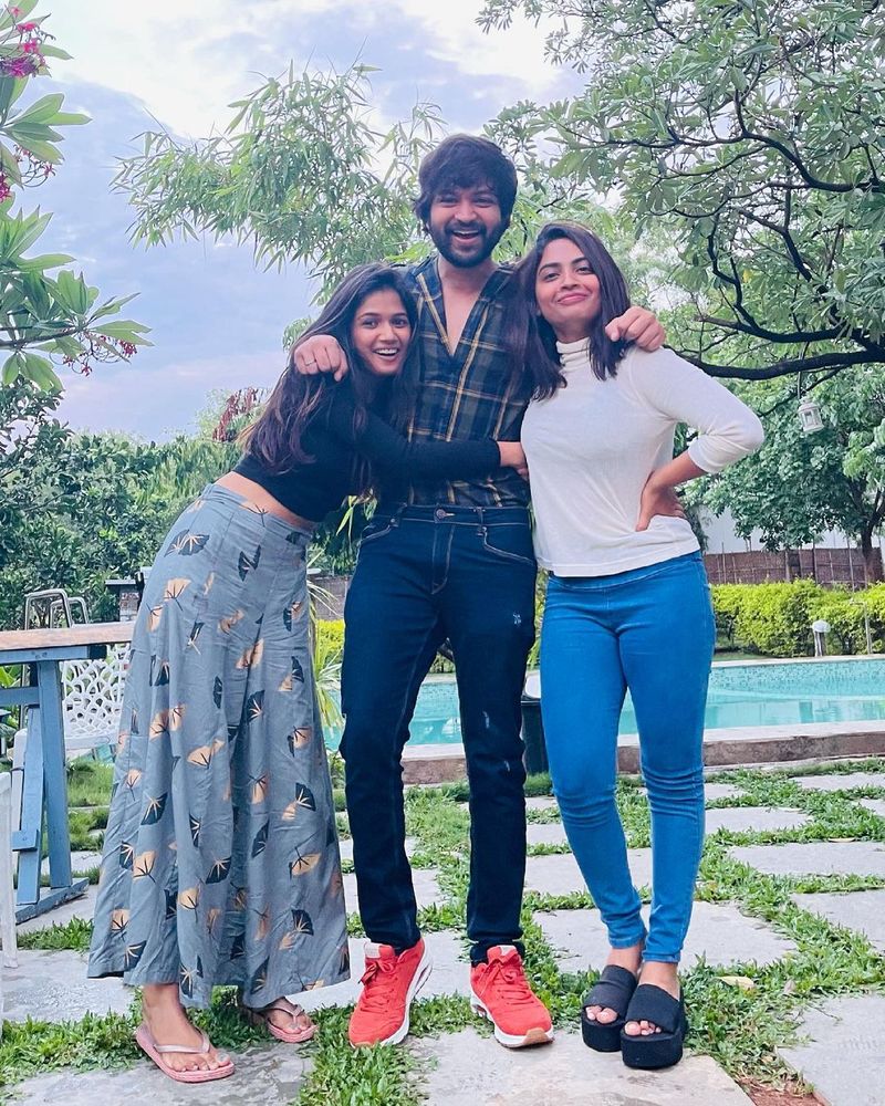 వీరంతా కలుసుకుని రచ్చ రచ్చ చేశారు. బుల్లితెరపైనే కాదు, తెరవెనుక కూడా చిల్ అయ్యారు.