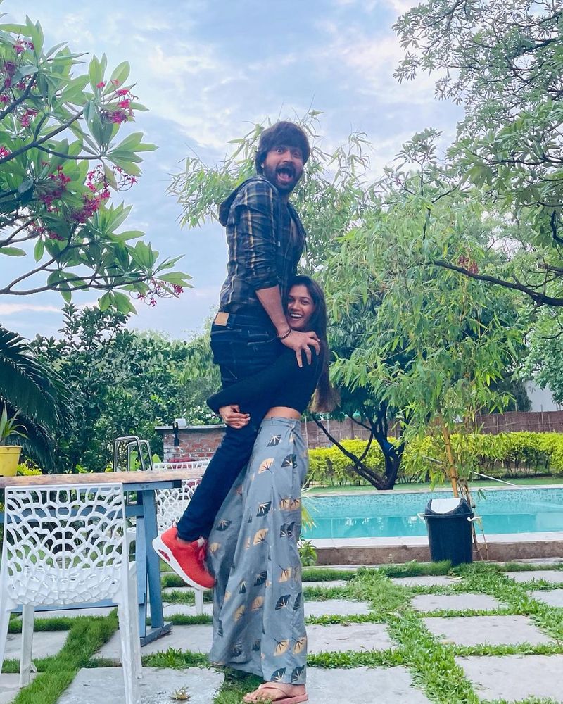 సోహైల్ని అమాంతం పైకి లేపి ఎత్తుకుంది. దీంతో సోహైల్ సైతం షాక్ అయ్యాడు. ఇక హారికతో తనకున్న ప్రేమని ఘాటుగా చాటుకుంది అరియానా.