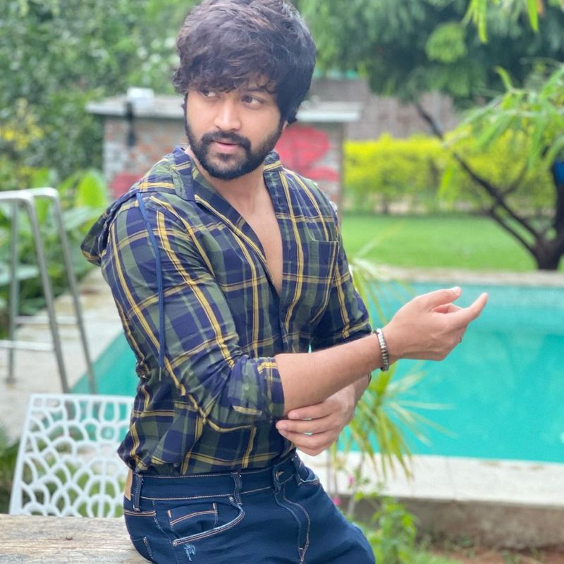 సోహైల్ ప్రస్తుతం రెండు సినిమాల్లో నటిస్తున్నారు. ఓ సినిమా ఇప్పటికే షూటింగ్ జరుపుకుంటుండగా, మరో సినిమా ఇటీవలే అనౌన్స్ చేశారు.